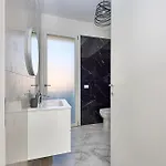 House On The Near Seafood And Wine Restaurant Apartman