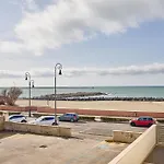 House On The Near Seafood And Wine Restaurant Apartman *