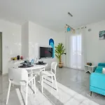 House On The Near Seafood And Wine Restaurant Apartman