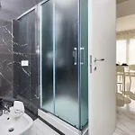House On The Near Seafood And Wine Restaurant Apartman *