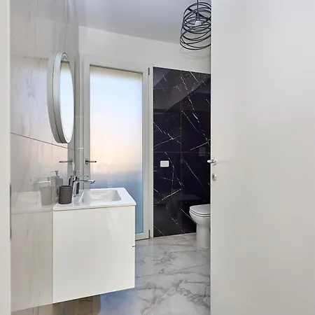 House On The Near Seafood And Wine Restaurant Apartment