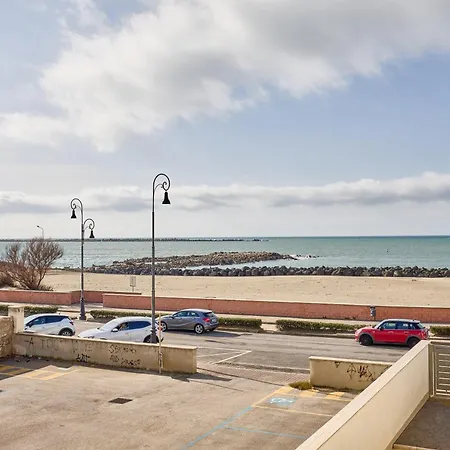 House On The Near Seafood And Wine Restaurant Apartment *