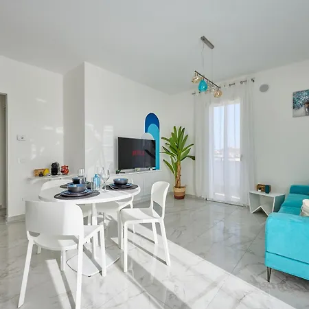 House On The Near Seafood And Wine Restaurant Apartment