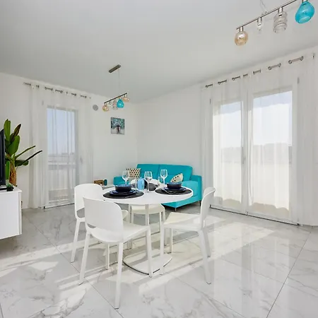 House On The Near Seafood And Wine Restaurant Apartment