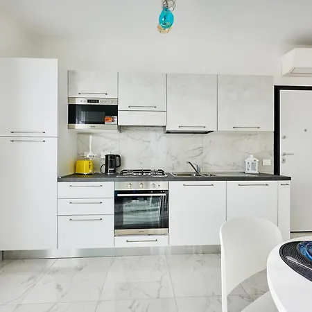 House On The Near Seafood And Wine Restaurant Apartment